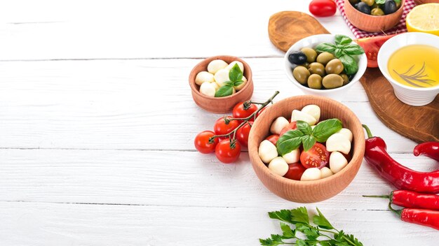 Miski z kolorowymi składnikami